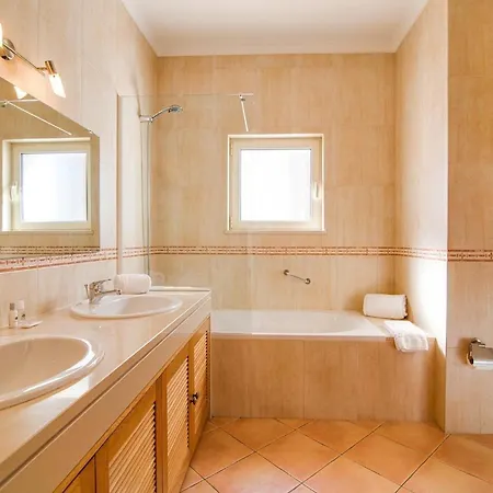 Sleeps 8 With Pool And Parking אלבופיירה