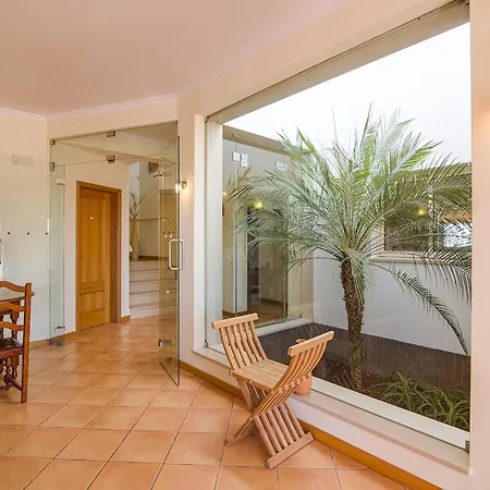 וילה Sleeps 8 With Pool And Parking