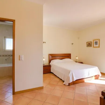 Sleeps 8 With Pool And Parking וילה *
