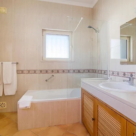 וילה Sleeps 8 With Pool And Parking