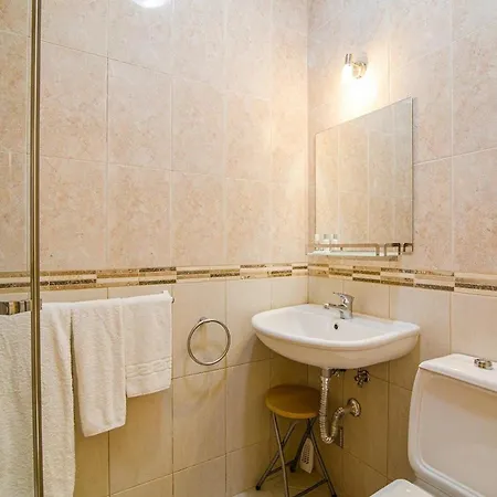 Sleeps 8 With Pool And Parking וילה